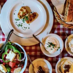 Pyszne jedzenie z Cypru: sałatka grecka, halloumi, pieczywo i dipy. Idealny posiłek na wakacjach.