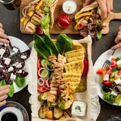 Pyszne dania kuchni greckiej: souvlaki, sałatka grecka, buraki z fetą i gyros w picie. Rodzinny obiad pełen smaków.