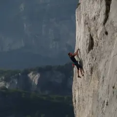 Wspinacz na via ferrata w Polsce pokonuje pionową ścianę.