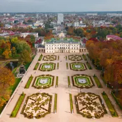 Pałac Branickich w Białymstoku jesienią. Idealne miejsce na wycieczki 3-dniowe Polska, by podziwiać barwy natury i architekturę.