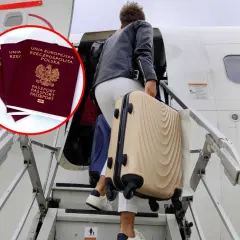 Osoba z bagażem wchodzi po schodach do samolotu, a obok widoczne są paszporty polskie.