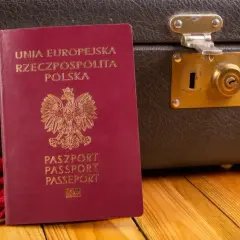 Polski paszport i walizka. Czy do Czarnogóry potrzebny jest paszport? Tak, dla obywateli UE jest wymagany.