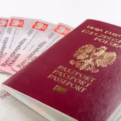 Polski paszport i kilka dowodów osobistych. Czy do Irlandii potrzebny jest paszport? Tak, jeśli nie jesteś obywatelem UE.