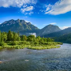 Malowniczy Dunajec w Pieninach, idealne miejsce na wakacje w Polsce. Góry, lasy i błękitne niebo tworzą niezapomniany krajobraz.