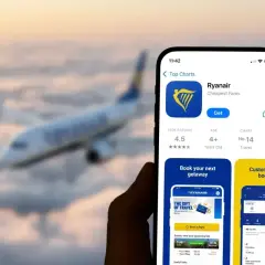 Telefon z aplikacją Ryanair, gotowy do odprawy online. W tle samolot lecący nad chmurami.