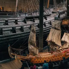 Wielki okręt w muzeum, gdzie jest Sztokholm. Obok mniejszy model statku z żaglami.