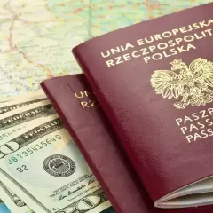 Paszporty i dolary na mapie. Planujesz podróż? Sprawdź, czy do Serbii potrzebny jest paszport.