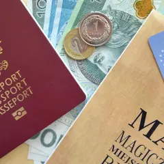 Paszport, polskie banknoty i monety, a także europejska karta ubezpieczenia zdrowotnego – gotowi na podróż!