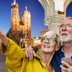 Para emerytów cieszy się wieczornym Krakowem. Idealne wycieczki dla emerytów i rencistów.