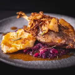 Pyszne czeskie dania: pieczona kaczka z kluskami, czerwoną kapustą i chrupiącą cebulką.