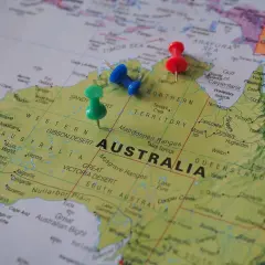 Trzy pinezki na mapie Australii. Czy do Australii potrzebna jest wiza? Sprawdź na mapie!