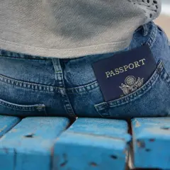 Paszport w tylnej kieszeni dżinsów, gotowy na podróż. Marzy Ci się wiza do Tajlandii? Czas zacząć planować!