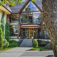 Elegancki hotel Belvedere z dużą, przeszkloną fasadą i zielenią wokół.