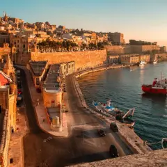 Malta, piękna wyspa, gdzie słońce oświetla zabytkowe budowle i port. Tak, Malta jest w UE!