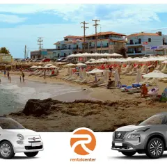 Dwa samochody, biały Fiat 500 i srebrny SUV, stoją przed grecką plażą z leżakami i parasolami. Idealne na wakacyjne **gouves**!