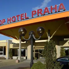 Wejście do TOP HOTEL PRAGA z charakterystycznym, pomarańczowym zadaszeniem i czerwonym napisem.