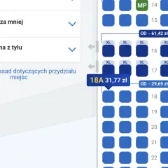 Wybieranie miejsc w samolocie Ryanair. Widok planu siedzeń z opcjami "Rozsiądź się za mniej" i "Najlepsza cena z tyłu".