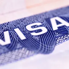 Zbliżenie na dokument z napisem "VISA" i tekstem "UNITED STATES OF AMERICA". To klucz do podróży do USA.