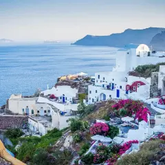 Malownicze białe domy na Santorini, kwitnące bugenwille i błękitne morze. Czy do Grecji potrzebny jest paszport? Tak, jeśli nie jesteś obywatelem UE.