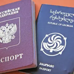 Rosyjski i gruziński paszport obok siebie. Czy do Gruzji potrzebny jest paszport? Tak, do podróży do Gruzji potrzebny jest paszport.