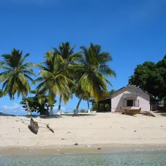 Rajska plaża na Madagaskarze. Marzysz o lotach w to miejsce? Palmy, łódź i domek na piasku.