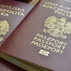 Dwa polskie paszporty, symbole najsilniejszych paszportów, gotowe do podróży po świecie.