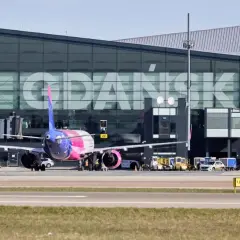 Samolot na lotnisku w Gdańsku. Planujesz podróż i zastanawiasz się, gdzie wyrobić paszport w Gdańsku?