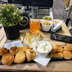 Idealna siesta we Włoszech: aperitivo z przekąskami, oliwkami i drinkami. Czas na relaks!