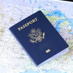 Paszport USA leży na mapie. Planujesz podróż do Chorwacji? Sprawdź, czy potrzebujesz dowód czy paszport.