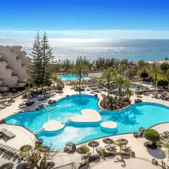 Barceló Lanzarote Active Resort: luksusowy kompleks z basenami, palmami i widokiem na ocean. Idealne miejsce na aktywny wypoczynek.
