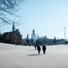 Spacerem po placu w Szczecinie, gdzie w tle widać zabytkowe budowle. Zastanawiasz się, ile mieszkańców ma Szczecin?
