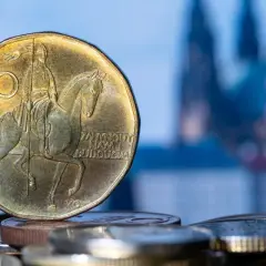 Czeska moneta 20 koron z wizerunkiem św. Wacława na koniu. Zastanawiasz się, ile kosztuje obiad w Czechach?
