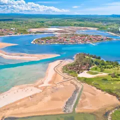 Widok z lotu ptaka na turkusowe wody i piaszczyste plaże, które z pewnością należą do najładniejszych plaż w Chorwacji.