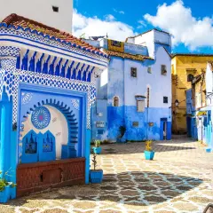 Niebieskie miasto w Maroku, Chefchaouen, zachwyca architekturą i kolorami. Urokliwe uliczki i budynki w odcieniach błękitu tworzą magiczną atmosferę.