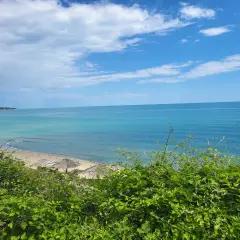 Piękne, błękitne morze i plaża z parasolami. Idealne miejsce na bułgaria wakacje.