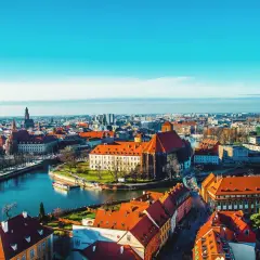 Wrocławskie wyspy i katedra to jedne z najpiękniejszych miejsc w Polsce na weekend. Widok na Odrę i zabytkową architekturę zachwyca.