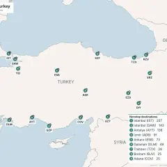Mapa przedstawia główne lotniska w Turcji, z zaznaczonymi punktami i liczbą połączeń.