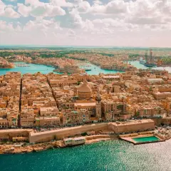 Malta z lotu ptaka. Zastanawiasz się, ile się leci na Maltę? Widok na Vallettę, port i morze.