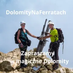 Para wspinaczy na szczycie, gotowa na przygodę via ferrata w Dolomitach. Zapraszamy!