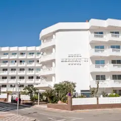 Hotel Bernat II, idealny na wakacje all inclusive w Barcelonie. Biały budynek z balkonami i widokiem na morze.