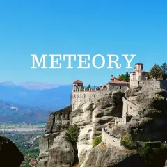 Niesamowite klasztory na skałach w Meteorach w Grecji. Widok zapiera dech w piersiach.