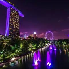 Nocny Singapur: Marina Bay Sands, diabelski młyn i świetliste drzewa. Marzenie o wizie do Singapuru staje się rzeczywistością.