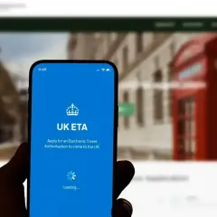 Telefon z aplikacją UK ETA, przygotowanie do podróży do Szkocji.