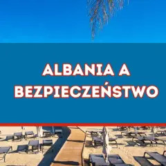 Piękna plaża w Albanii, gdzie słońce świeci, a leżaki czekają. Czy w Albanii jest bezpiecznie? Turyści cieszą się wakacjami.