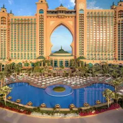 Majestatyczny hotel Atlantis w Dubaju z basenem i palmami.