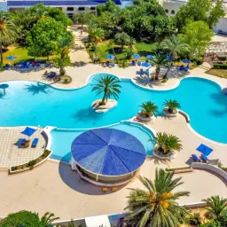 Basen hotelu Vincci Saphir Palace (dawniej Jaz Saphir Palace) z palmami i leżakami.