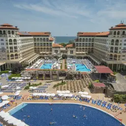 Luksusowy hotel nad morzem all inclusive z basenami, zjeżdżalniami i mnóstwem leżaków. Idealne miejsce na wakacje.