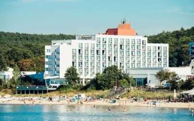 Amber Baltic w Międzyzdrojach, hotel Vienna House, z widokiem na plażę i morze.