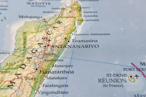 Mapa polityczna pokazuje, gdzie leży Madagaskar, z zaznaczonymi miastami jak Antananarywa i Toamasina, oraz wyspą Reunion.