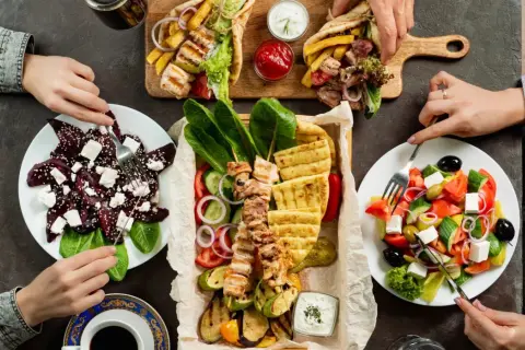Pyszne dania kuchni greckiej: souvlaki, sałatka grecka, buraki z fetą i gyros w picie. Rodzinny obiad pełen smaków.